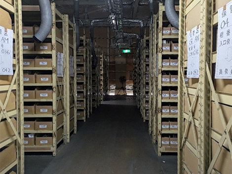 人感センサーにより無人時に消灯された倉庫