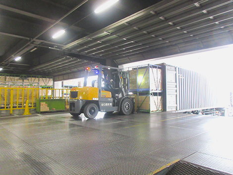 KD工場でのコンテナへの部品積み込み作業