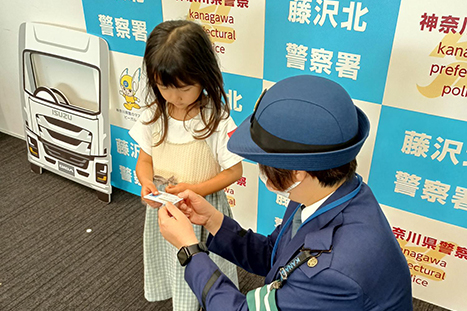 「交通安全フェス」では、警察官より「こども免許証」を交付