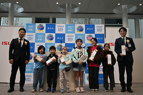 横浜市役所アトリウムにて、木育玩具寄贈式&木育教室を開催