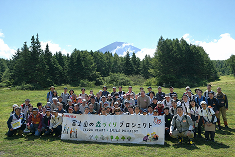 17年目となる「富士山の森づくり活動」には、いすゞグループ各社の従業員がボランティアで参画