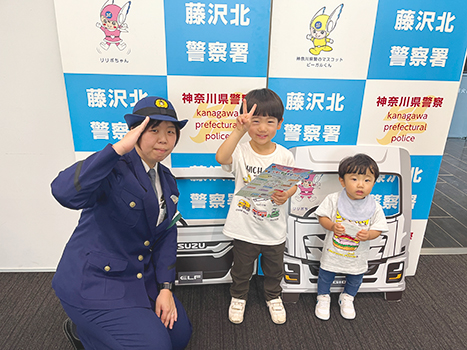 藤沢北警察署・警察官より「こども免許証」を交付