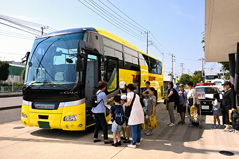 「交通安全教室バスツアー」では、県警本部のホワイトエンジェルスや第二交通機動隊パトカーも参加