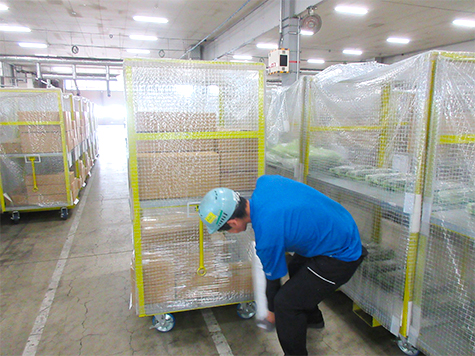 （変更前）ストレッチフィルムを巻く作業