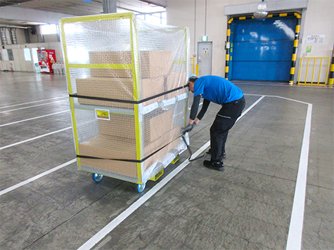 （変更後）ラッシングベルトを巻く作業