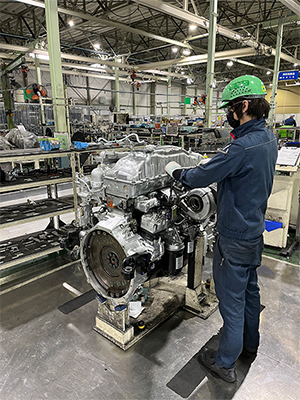 再組み立て中のリビルトエンジン