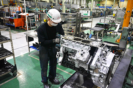 再組み立て中のリビルトエンジン