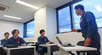 Practical training at Isuzu Technical High School (classroom lecture)