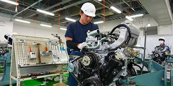 Practical training at Isuzu Technical High School (practical skills)