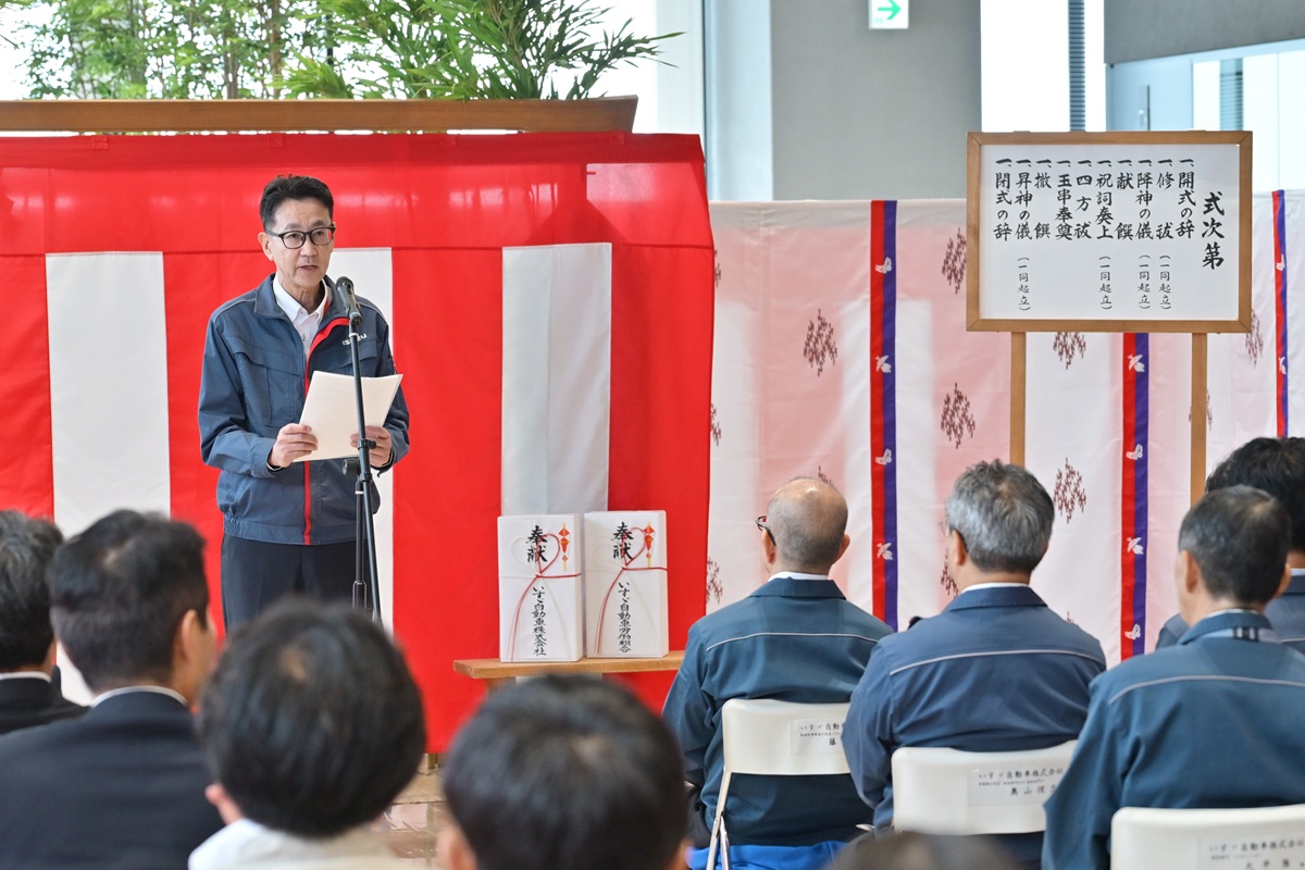 Ken Ueda (Senior Executive Officer, EVP Engineering Division) addresses the audience at the opening ceremony