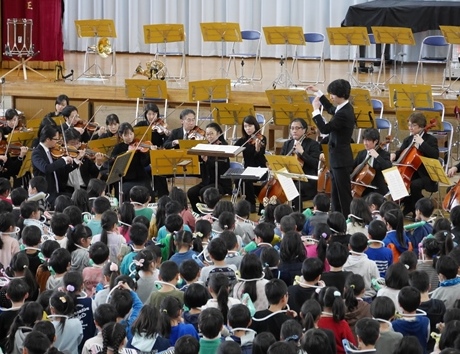 Co-sponsoring the "Kanagawa Philharmonic Orchestra Factory" Event at Elementary Schools near the Fujisawa Plant