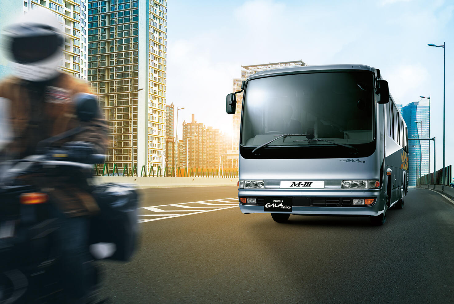 いすゞ、中型観光バス「ガーラミオ」を改良し発売 -衝突被害軽減ブレーキなどの先進安全装備を大幅に拡充し、安全性を向上-