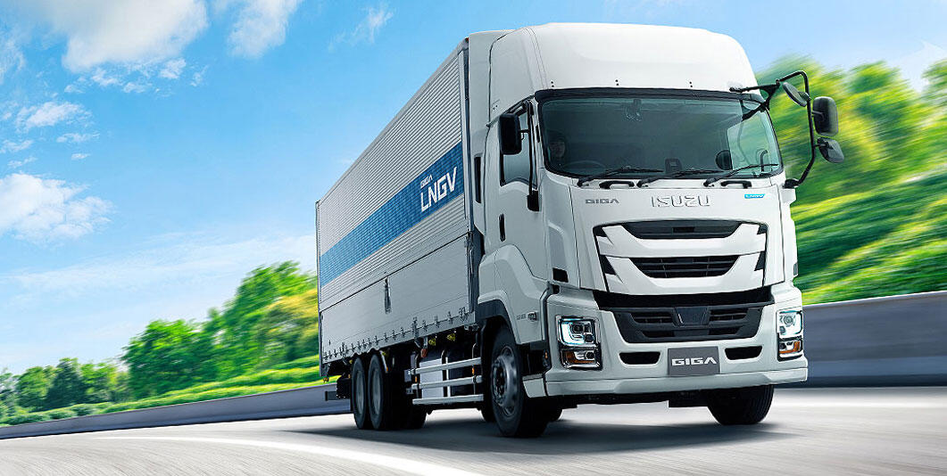 いすゞ、国内商用車メーカー初の大型LNGトラック「ギガLNG車」を発表