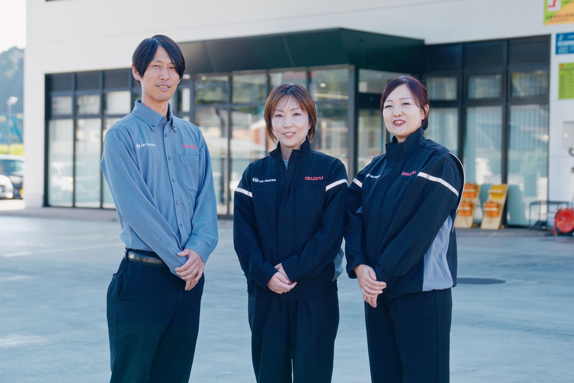 スタッフジャンパーとスタッフシャツ