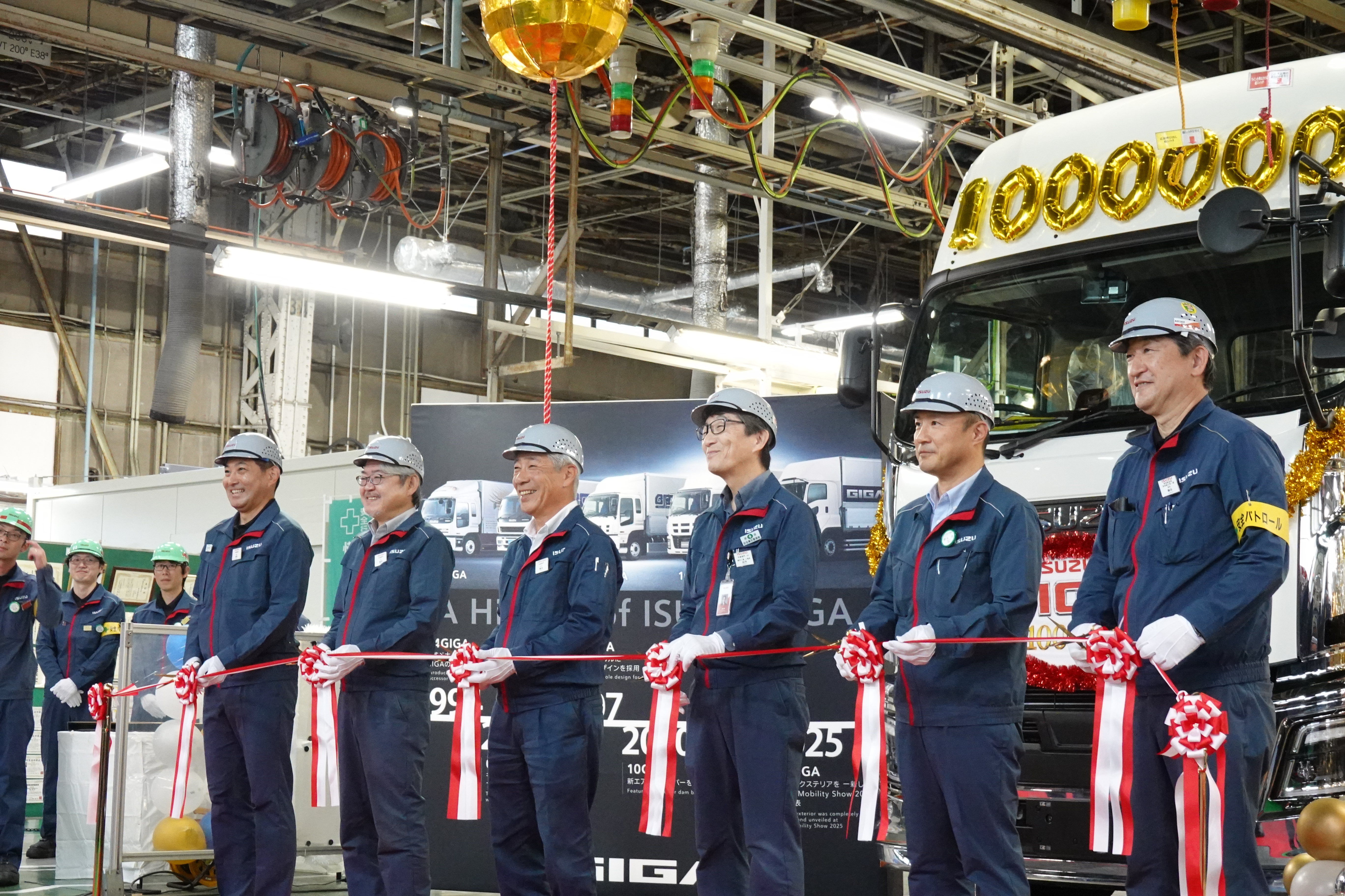 生産台数累計100万台達成を祝う生産部門EVP梅田（左から3人目）ら関係者