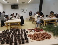 工場のツルと木の実でクリスマス・リースづくり