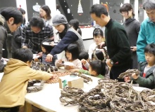 工場のツルと木の実で「クリスマス・リース」づくり