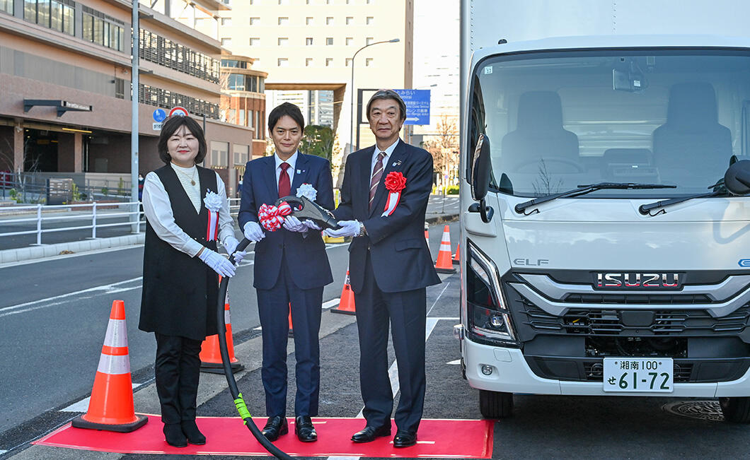 いすゞ、横浜市の全国初BEVトラック対応公道充電ステーションの実証実験に参画