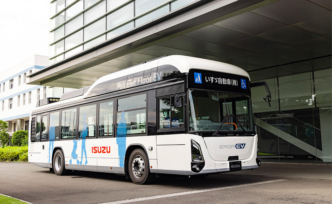 BEVフルフラット路線バス「エルガEV」が藤沢工場の構内循環バスとして運行開始