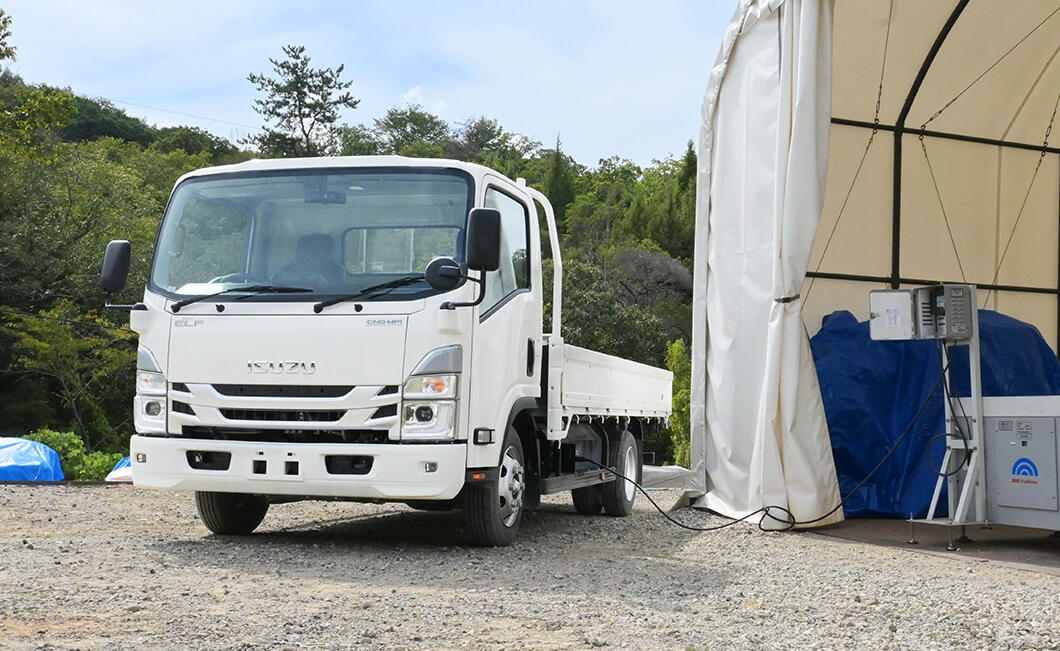 いすゞ、国内初となる小型充填機を用いたNGVトラックへのバイオメタン充填実証に参加　-国内唯一のNGVトラック量産メーカーとして、CN燃料の実用可能性の検証に協力-