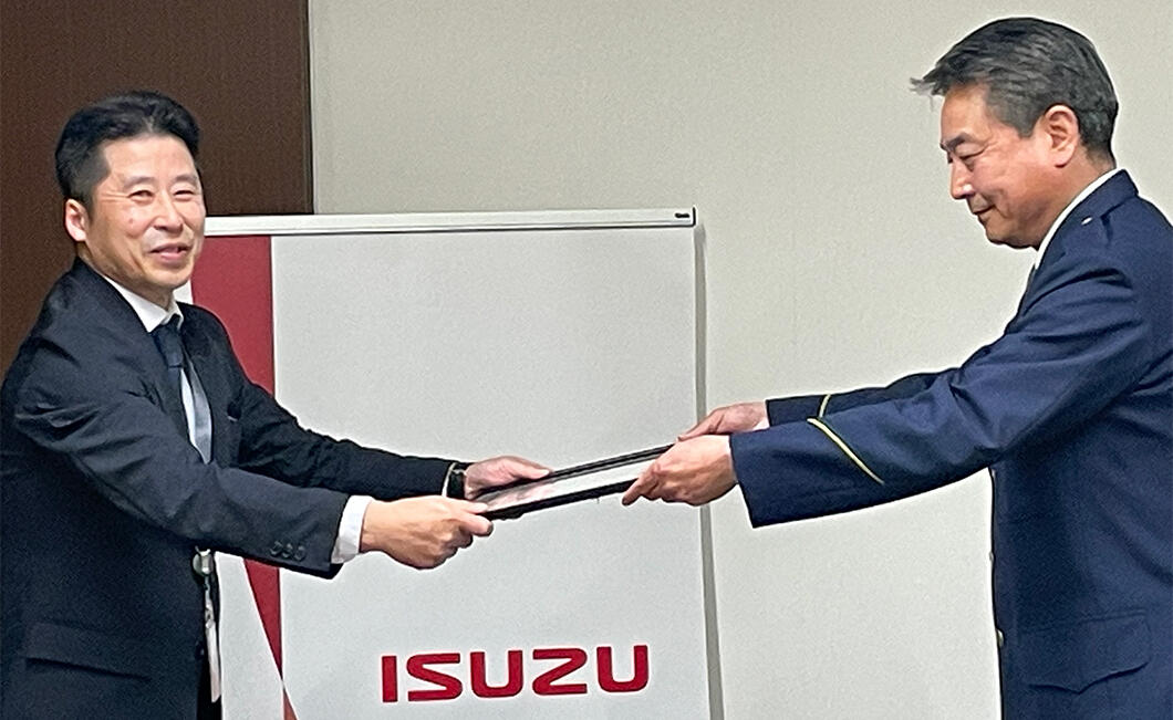 いすゞの交通安全意識向上への取り組みに地元警察署が感謝状